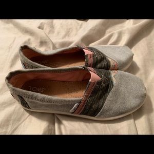 Girls toms shoes